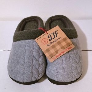 Dearfoams gray slippers. Size 5/6.